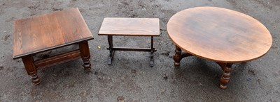 Lot 1729 - A large reproduction oak circular coffee table