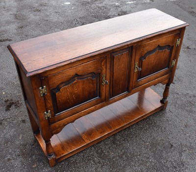 Lot 1728 - TITCHMARSH & GOODWIN; a reproduction oak side cabinet