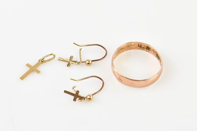 Lot 625 - A 9ct yellow gold wedding band, size T, a pair...
