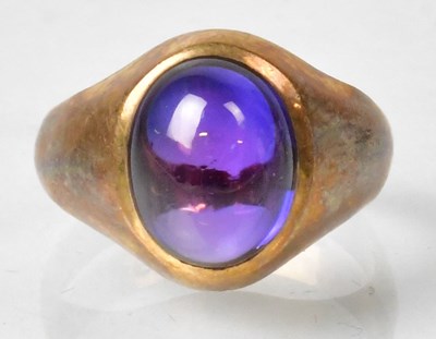 Lot 676 - A 9ct gold ring set with a cabochon sapphire,...