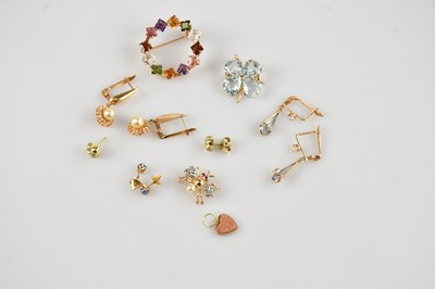Lot 18 - A collection of yellow metal jewellery...