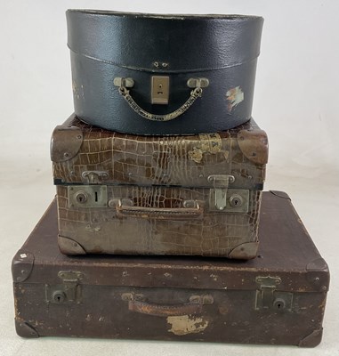 Lot 93 - Three vintage luggage items, to include a hard...