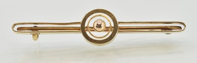 Lot 1432 - A 15ct yellow gold bar brooch, with bull's eye...