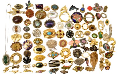 Lot 1512 - A large quantity of mostly vintage brooches,...