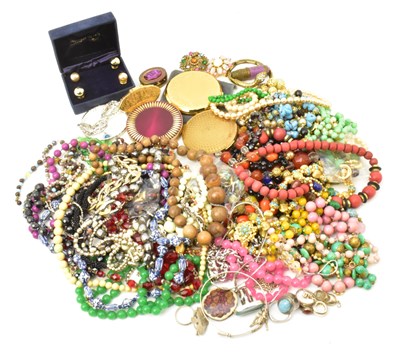 Lot 1510 - A quantity of vintage costume jewellery,...