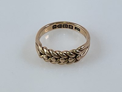 Lot 371 - An Edwardian 18ct yellow gold ring with...