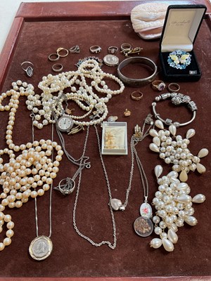 Lot 589 - A collection of costume jewellery to include a...
