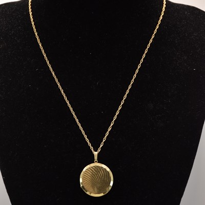 Lot 1357 - A 9ct yellow gold double round locket, with...