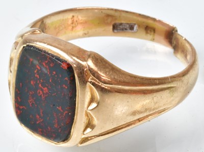 Lot 789 - A 9ct yellow gold signet ring set with a...