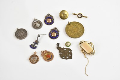 Lot 1430 - A 9ct yellow gold Masonic swivel fob and a 9ct...