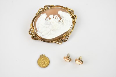 Lot 186 - A large cameo brooch with yellow metal...