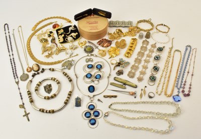 Lot 1507 - A group of various mixed vintage costume...