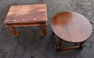 Lot 1760 - An oak circular coffee table
