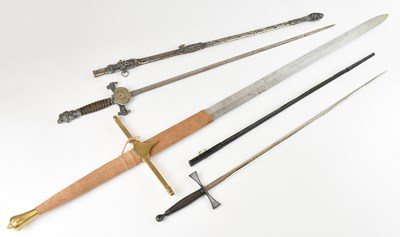 Lot 493 - A reproduction greatsword, length 134cm, a...