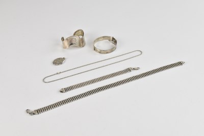 Lot 715 - A contemporary sterling silver beadwork effect...