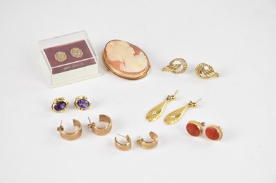 Lot 251 - A selection of 9ct gold and yellow metal...