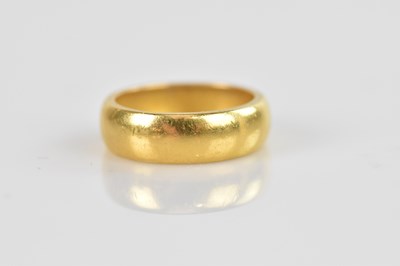 Lot 501 - A 22ct yellow gold wedding band, size H,...