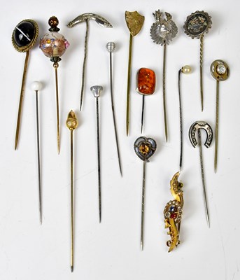 Lot 846 - A 9ct yellow gold brooch set with three...