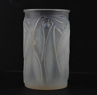 Lot 163 - RENÉ LALIQUE; an Art Deci opalescent...