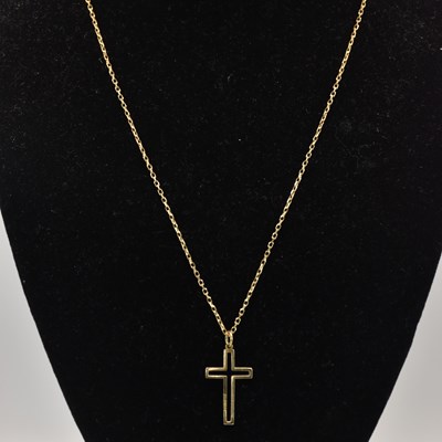 Lot 1382 - A 9ct yellow gold necklace with ring clasp,...