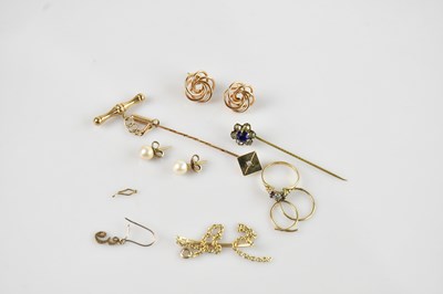 Lot 1561 - A small group of 9ct yellow gold jewellery...