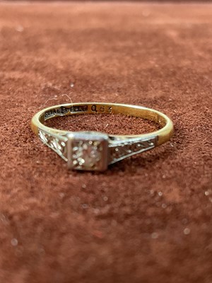 Lot 591 - An 18ct yellow gold and platinum diamond ring,...