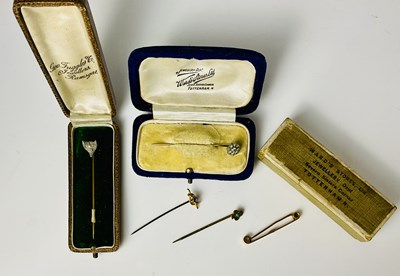 Lot 380 - A 15ct yellow gold bar brooch/tie pin, approx...