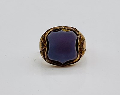 Lot 376 - A 15ct yellow gold shield shaped hardstone set...