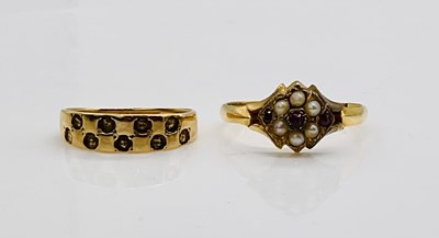 Lot 373 - A 15ct yellow gold flower head ring set with...