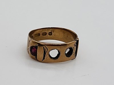 Lot 401 - A 9ct yellow gold buckle ring, lacking stones,...
