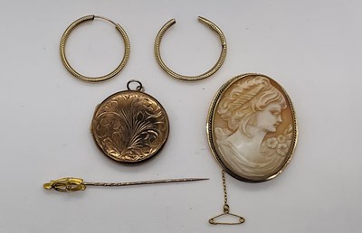 Lot 381 - A 9ct yellow gold circular locket, approx 9g,...