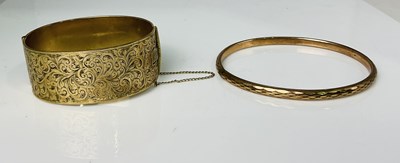 Lot 404 - A 9ct yellow gold metal core engraved hinged...