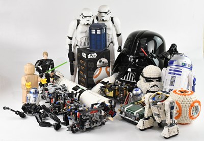 Lot 607 - A collection of Star Wars related models and...
