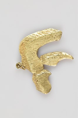 Lot 377 - A yellow metal chai textured pendant, tests as...