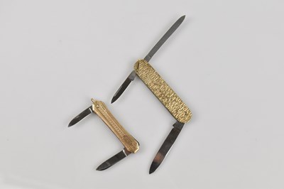 Lot 26 - A 9ct textured gold mounted penknife, length...