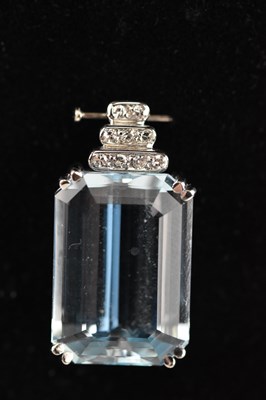 Lot 372 - An Art Deco style diamond and aquamarine...