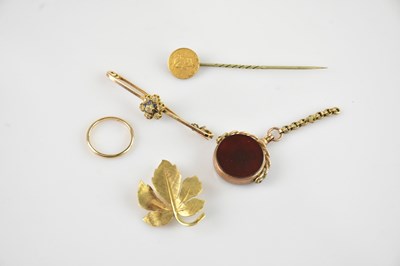 Lot 1551 - A 9ct gold leaf shaped brooch, length 3cm,...