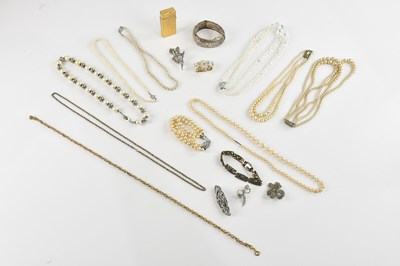 Lot 1568 - A small selection of costume jewellery, a...