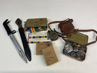 Lot 14 - A quantity of military collectables, to...