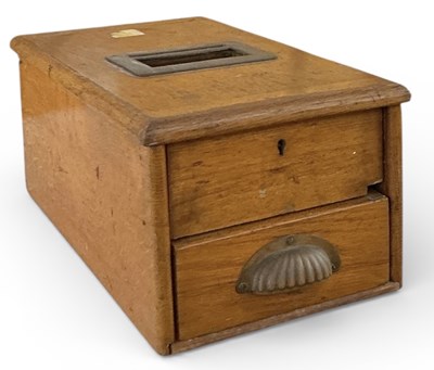 Lot 336 - An early 20th century oak cased chiming single...