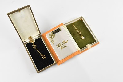 Lot 1558 - A 9ct yellow gold pendant on chain, stamped...