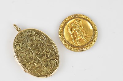 Lot 407 - A 9ct yellow gold oval locket with chased...