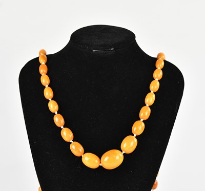 Lot 331 - A butterscotch amber coloured beaded necklace,...