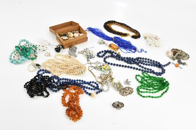 Lot 770 - A small collection of costume jewellery...
