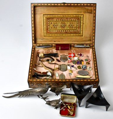 Lot 324 - A quantity of collectors' items, to include a...