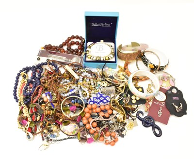 Lot 1505 - Various items of costume jewellery including a...