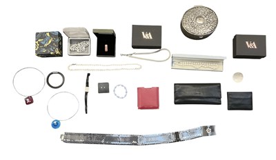 Lot 1488 - A small quantity of assorted costume jewellery,...