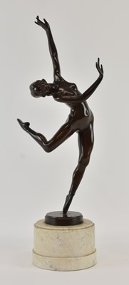 Lot 691 - An early 20th century Art Deco bronze figure...