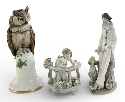Lot 605 - LLADRÓ; a large porcelain figure of Pierrot...