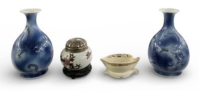 Lot 535 - A pair of modern Chinese blue and white...